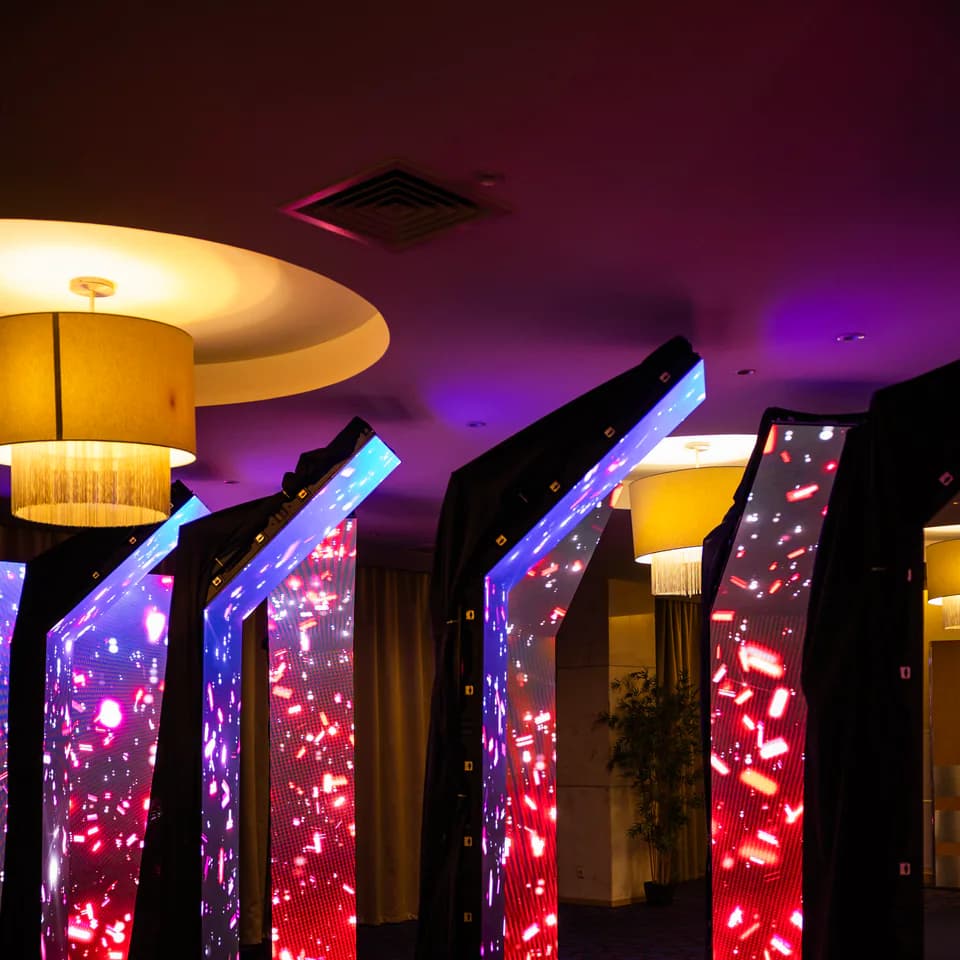 Ряд LED-колонн с красно-синей световой графикой