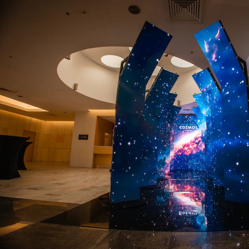 LED-инсталляция с синей графикой в просторном интерьере